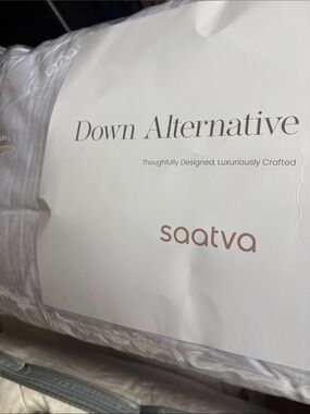 1 pack Saatva Down Alternative Pillow - White NEW